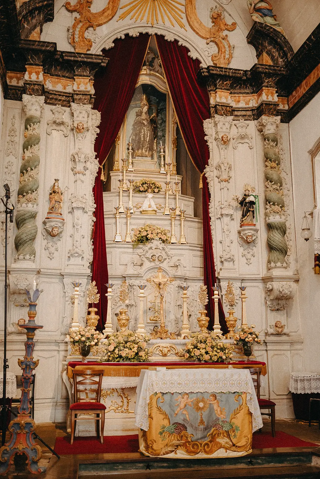 Altar histórico decorado para o casamento