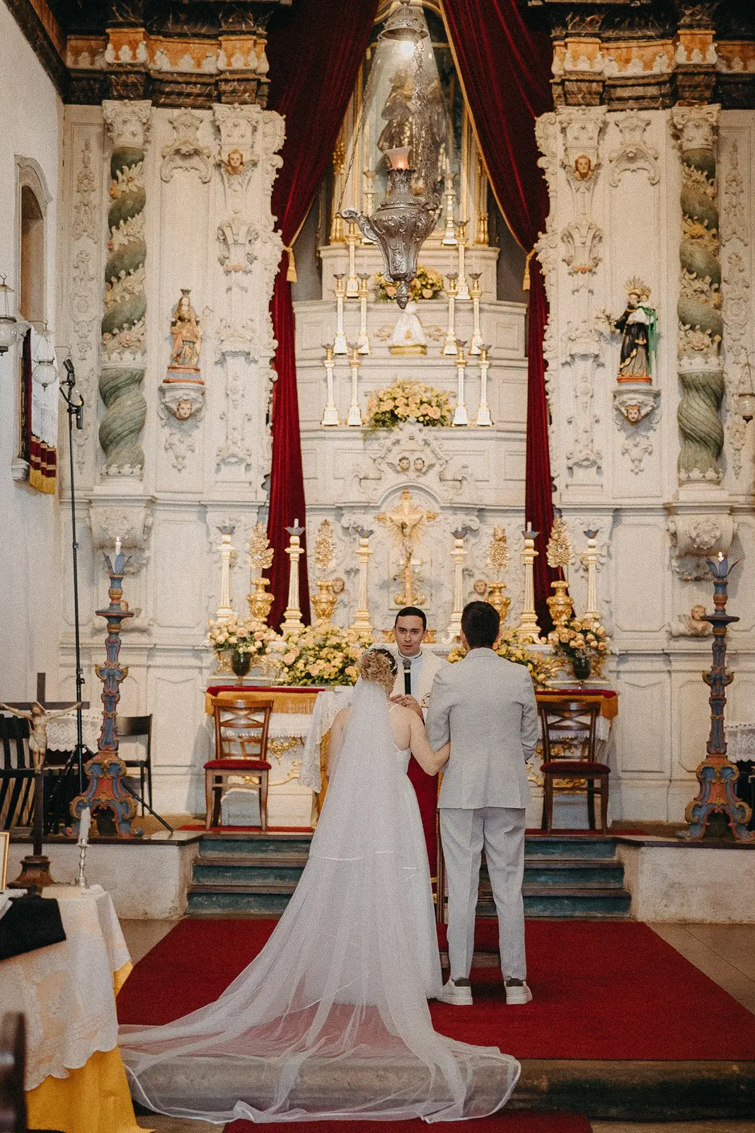 Amanda e Cristian diante do altar
