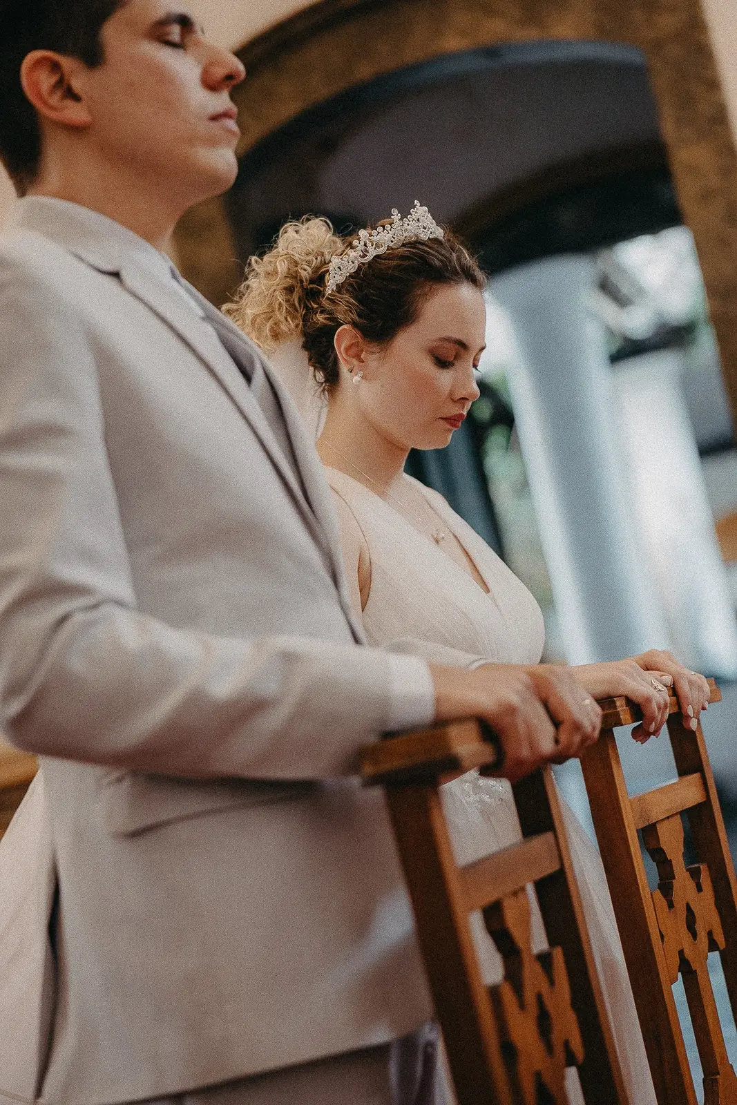Amanda e Cristian em um momento de oração